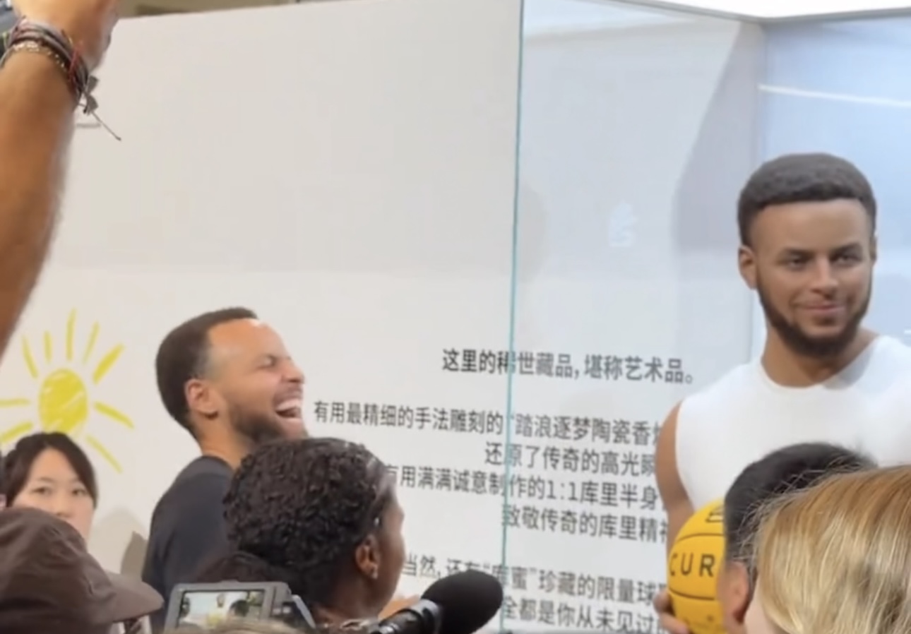 Leyu-库里中国行看到自己的蜡像，没忍住直接笑得前仰后合