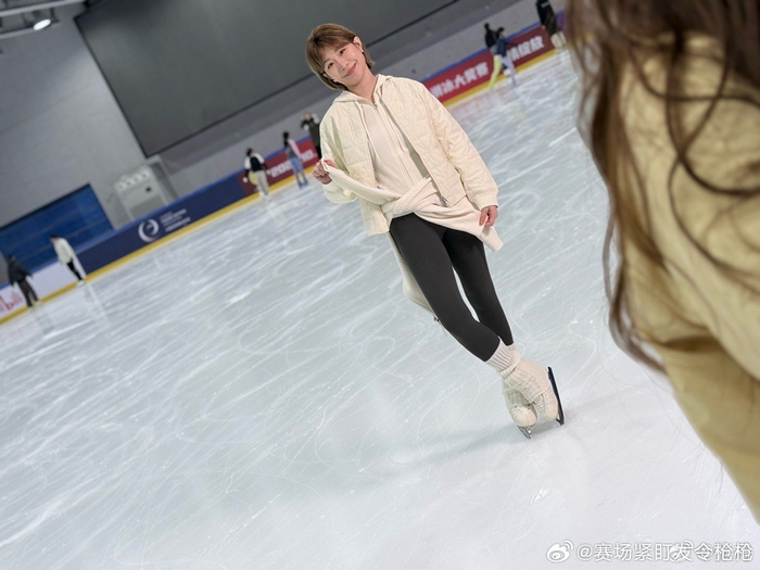 乐鱼-张丹晒花样滑冰训练与带娃日常|冬奥会|拍摄_新浪新闻