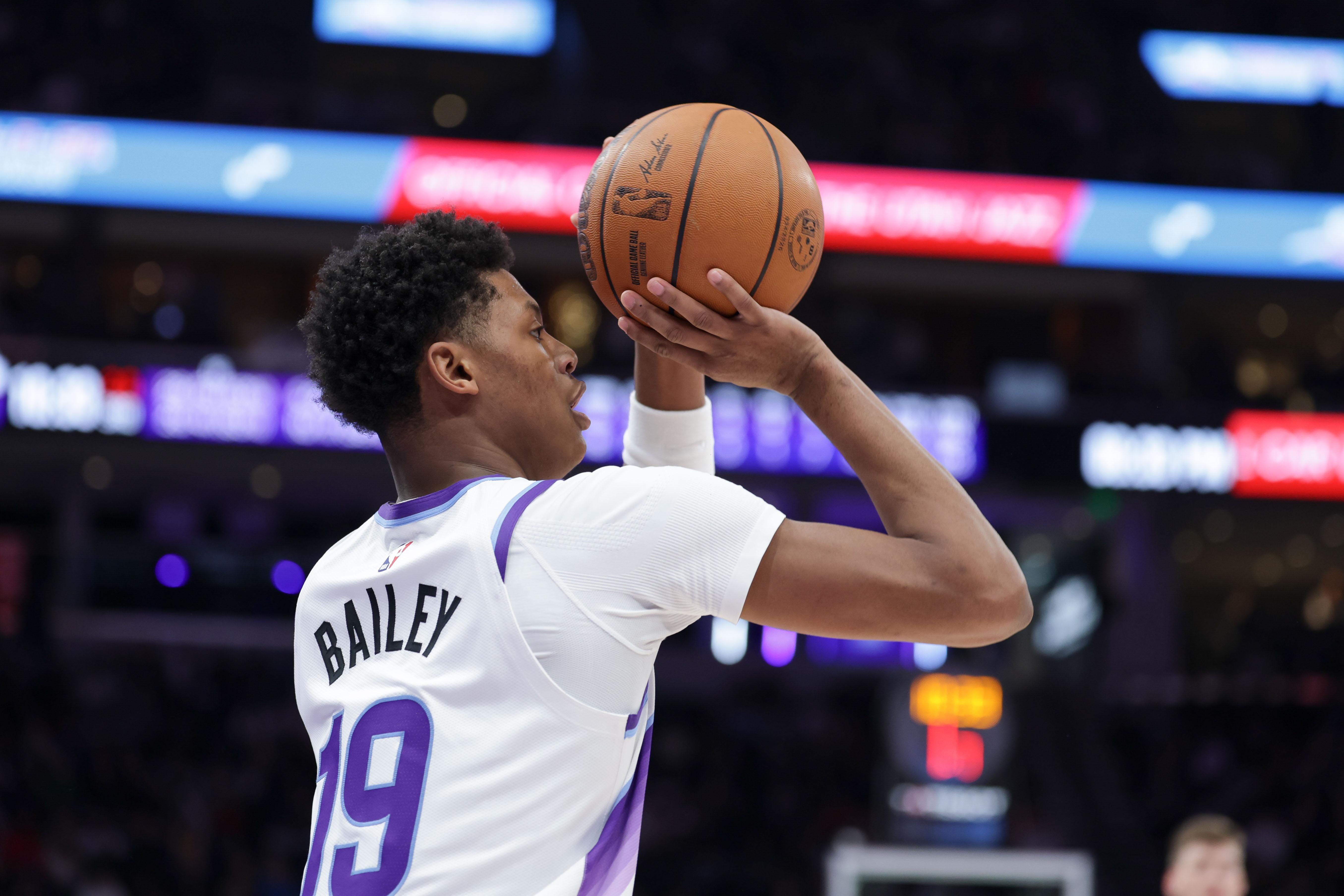 乐鱼app-状态起伏大！5号秀贝利半场9中3拿8分1板 次节4中0