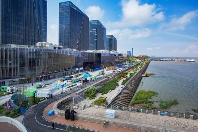 乐鱼-打卡巨型赛车、挑战极速卡丁车!格子旗嘉年华首登宝山滨江,开启春日狂欢