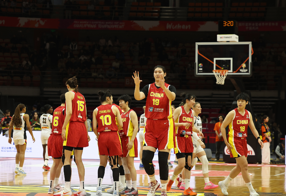 Leyu-女篮惨败张子宇成唯一亮点！18分钟20+11统治内线 2.26米对抗超强